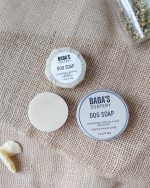 Джобен сапун за кучета, поставен върху дървена сапунерка