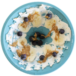 lickimat splash за кучета, намазан с крема сирене и плодове