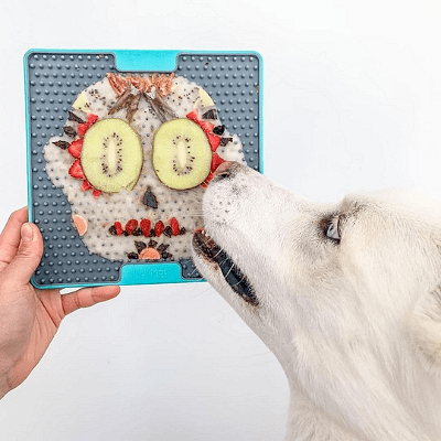 куче ближещо подложка lickimat